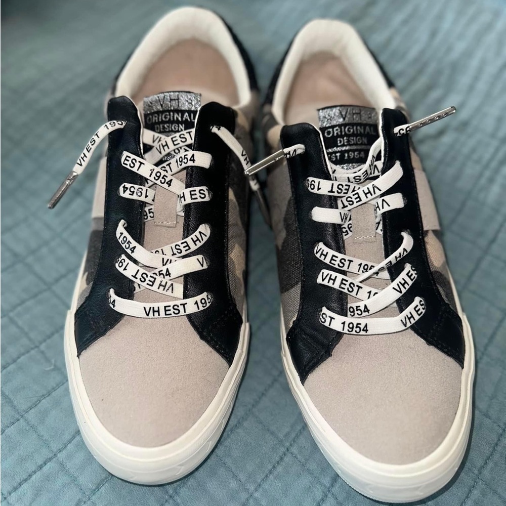 Vintage Havana size 7.5 
Never worn

make me an offer